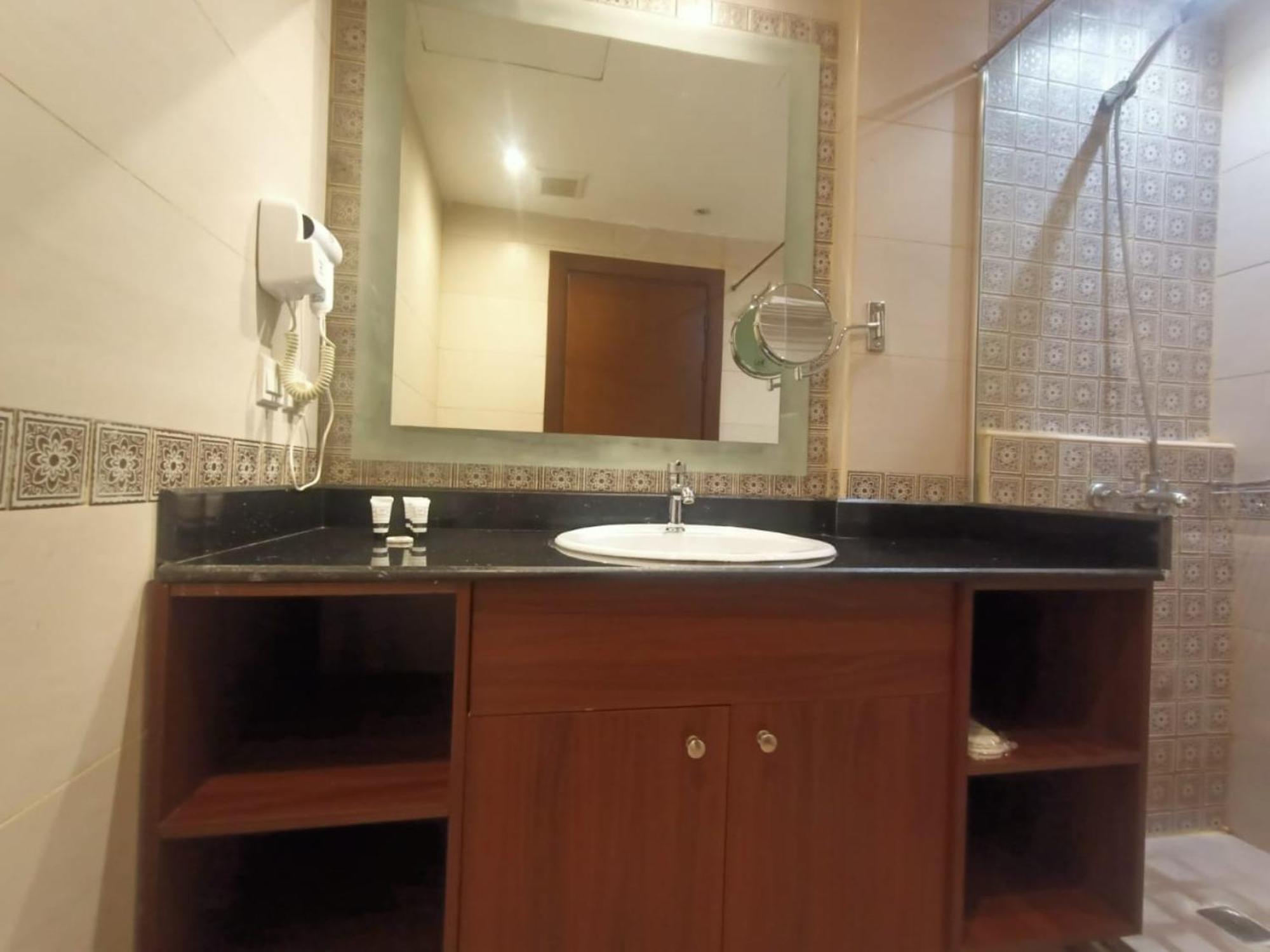 Quiet Jeddah Al Hamra Hotel Luaran gambar